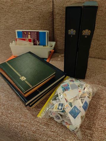 Postzegelverzameling - Albums en losse zegels beschikbaar voor biedingen