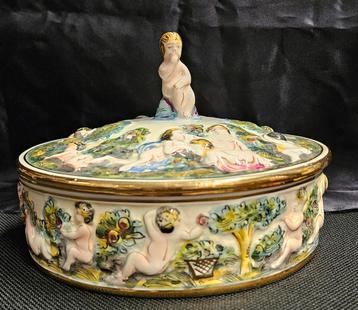 Capodimonte koekjestrommel, porselein.  beschikbaar voor biedingen