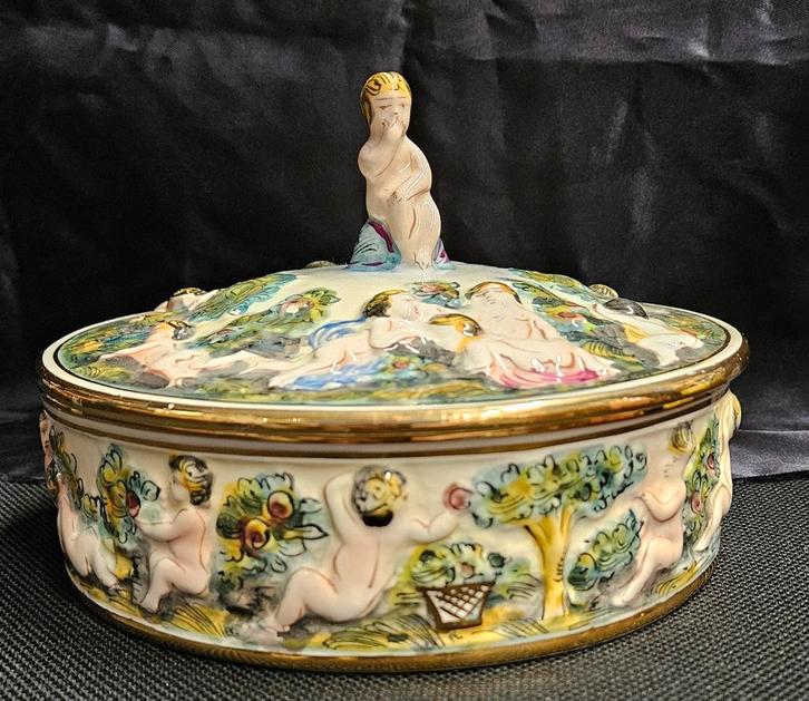 Capodimonte koekjestrommel, porselein., Antiek en Kunst, Antiek | Schalen, Ophalen of Verzenden
