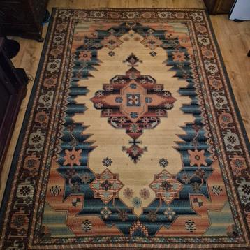 Mooi tapijt met warme kleuren. beschikbaar voor biedingen