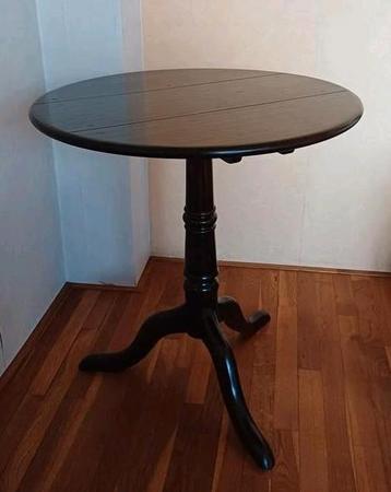 Donker houten ronde tafel met driepoot jaren 90 beschikbaar voor biedingen