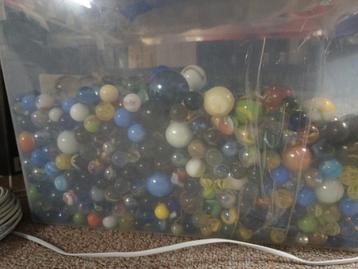 Enorme bak knikkers beschikbaar voor biedingen