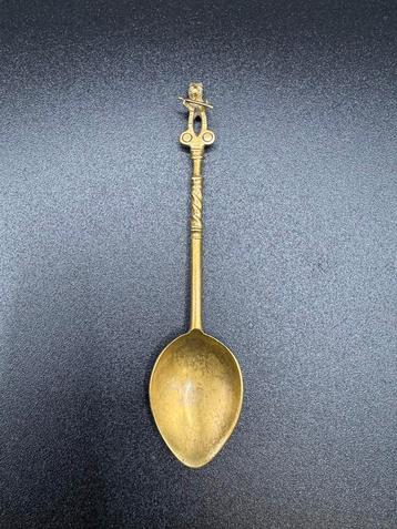 Antieke messing lepel met figuur beschikbaar voor biedingen
