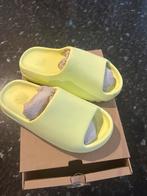 Yeezy slide glow green, izgs, Slippers, Ophalen of Verzenden, Gedragen, Groen