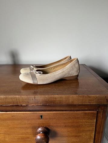 NIEUW met doos: Footnotes beige suède ballerina's; maat 41 beschikbaar voor biedingen