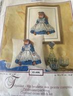 BORDUURPAKKET DOLL IN BLUE DRESS, Verzenden, Nieuw, Handborduren, Borduurpakket