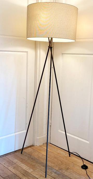 Driepoot messing vloerlamp met linnen kap in perfecte staat beschikbaar voor biedingen