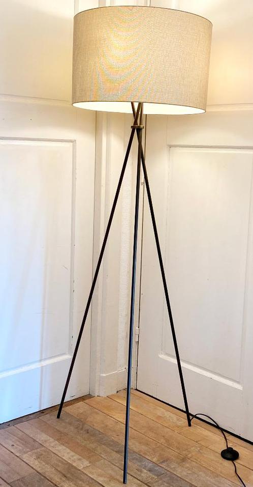 Driepoot messing vloerlamp met linnen kap in perfecte staat, Huis en Inrichting, Lampen | Vloerlampen, Zo goed als nieuw, 150 tot 200 cm
