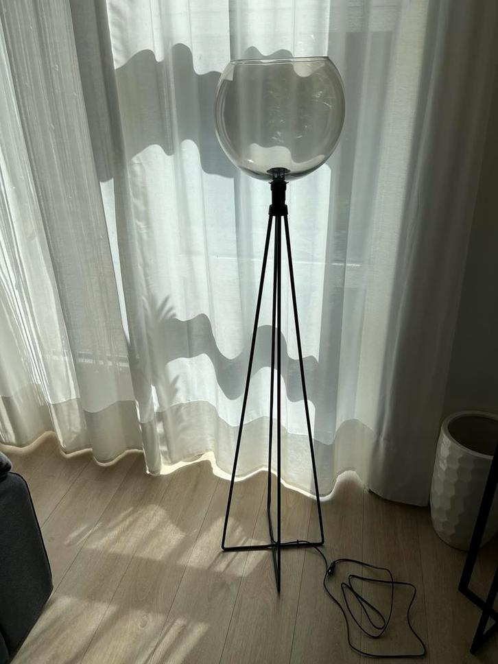 IKEA vloerlamp met glazen Jakobbsbyn lampenkap, Huis en Inrichting, Lampen | Vloerlampen, Zo goed als nieuw, 100 tot 150 cm, Glas