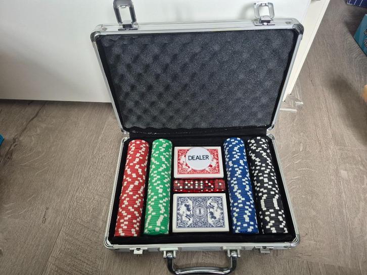 Pokerkoffer Zilver compleet, Hobby en Vrije tijd, Gezelschapsspellen | Kaartspellen, Zo goed als nieuw, Ophalen of Verzenden