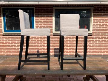 Twee mooie nette barkrukken beschikbaar voor biedingen