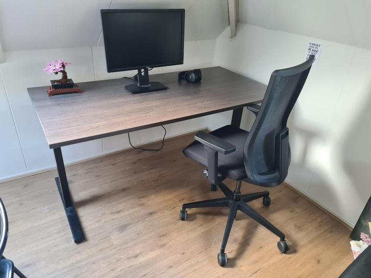 Height-adjustable desk, Huis en Inrichting, Bureaus, Zo goed als nieuw, Bureau, In hoogte verstelbaar, Ophalen