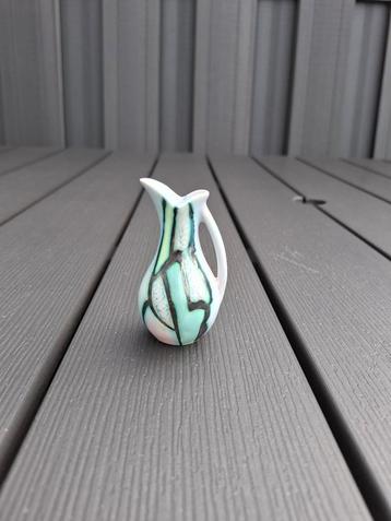 Zeldzaam mooi Gouda plateel Flora Artistique mini oorvaasje  beschikbaar voor biedingen