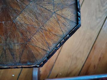 Antiek met hout ingelegd tafeltje, kruk. beschikbaar voor biedingen