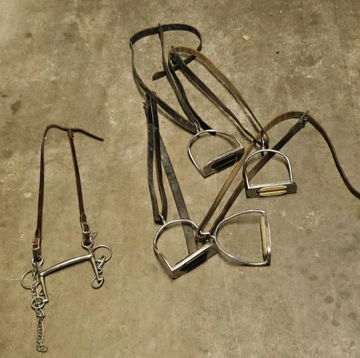 Hoofdstellen Showhoofdstel wit en IJslandse stijgbeugels, Dieren en Toebehoren, Paarden en Pony's | Hoofdstellen en Tuigage, Gebruikt