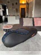 Vespa Sprint zadel - CUSTOM/FENDI/AKRAPOVIC UNIEK!, Fietsen en Brommers, Brommeronderdelen | Scooters, Ophalen, Zo goed als nieuw