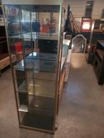 -Messing kleurig, glazen vitrinekast-, Huis en Inrichting, Kasten | Vitrinekasten, Ophalen, Met deur(en), 50 tot 100 cm, Zo goed als nieuw
