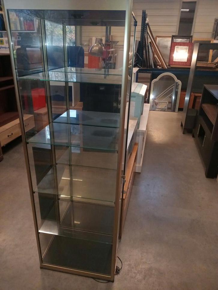 -Messing kleurig, glazen vitrinekast-, Huis en Inrichting, Kasten | Vitrinekasten, Zo goed als nieuw, 150 tot 200 cm, 50 tot 100 cm