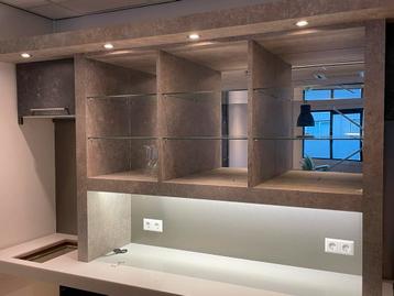 Grote keuken met spiegelkasten, composieten aanrecht beschikbaar voor biedingen