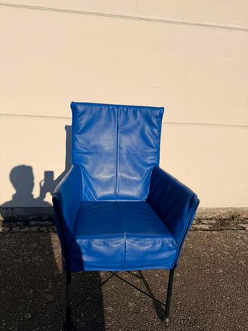 1 stuk Montis Chaplin stoel blauw leer onderstel me doppen beschikbaar voor biedingen