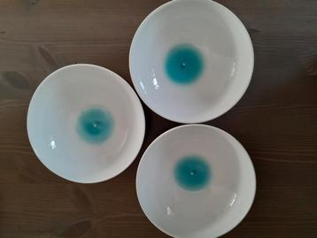 3 schaaltjes met een blauwe stip  beschikbaar voor biedingen