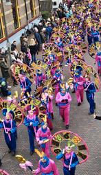 93 carnavalspakken met 75 klokken loopgroep thema Tijd🕰, Kleding | Dames, Carnavalskleding en Feestkleding, Ophalen, Zo goed als nieuw