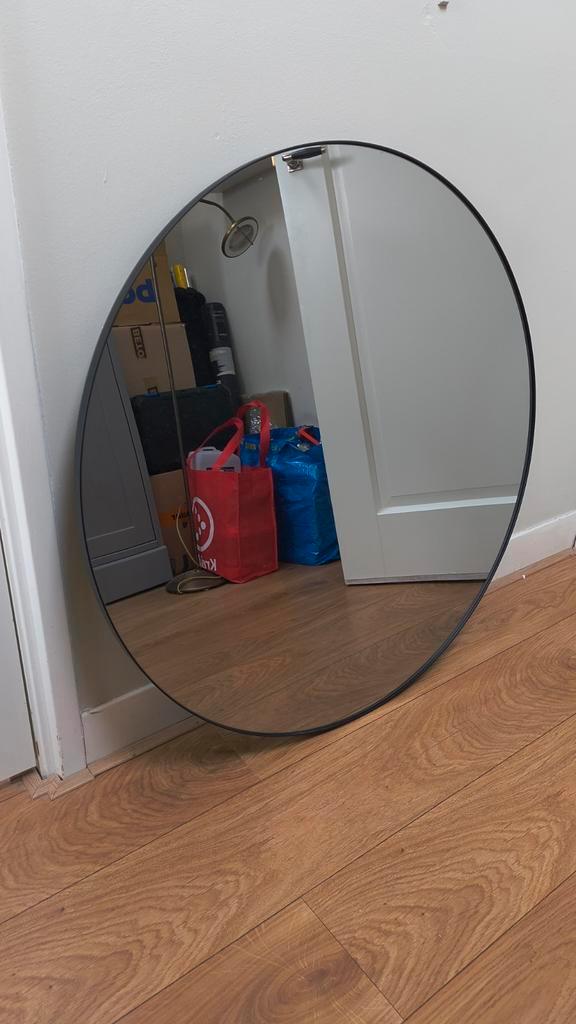 Grote ronde spiegel (90cm) met elegante zwarte lijst, Huis en Inrichting, Woonaccessoires | Spiegels, Zo goed als nieuw, 75 tot 100 cm