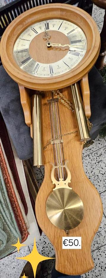 Mooie Houten Wandklok met Slinger beschikbaar voor biedingen
