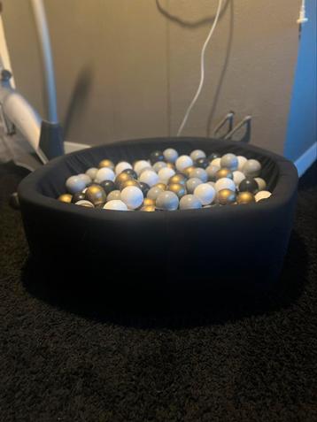 Ballenbak- zwart, grijs, goud, wit beschikbaar voor biedingen