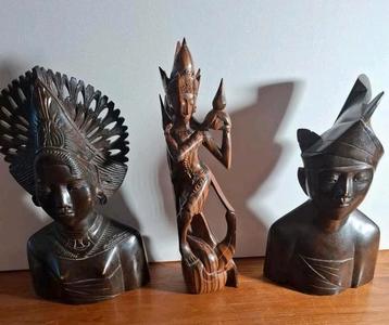 Drie houten Indonesische beeldjes.  beschikbaar voor biedingen