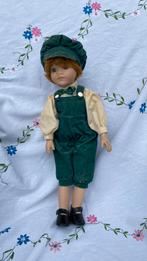 Leuke vintage pop porselein rossig haar groene kleren en pet, Verzamelen, Poppen, Verzenden, Gebruikt, Pop