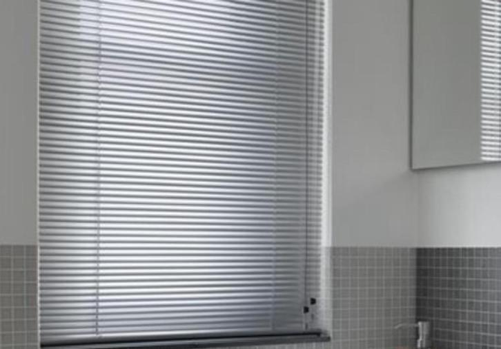 Luxaflex | aluminium | 16mm | lamellen zilver brushed, Huis en Inrichting, Stoffering | Gordijnen en Lamellen, Zo goed als nieuw