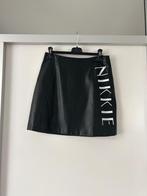 Nikkie leren rok met witte letters in maat M/38, Kleding | Dames, Rokken, Maat 38/40 (M), Zwart, Ophalen of Verzenden, Zo goed als nieuw