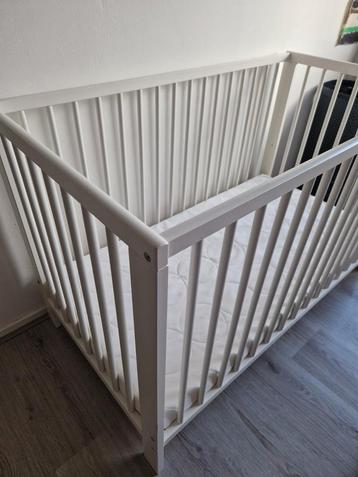 Wit sundvik ledikantje baby en peuterbed beschikbaar voor biedingen