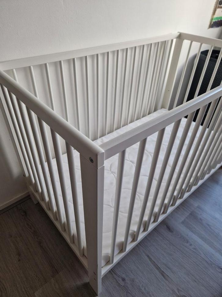 Wit sundvik ledikantje baby en peuterbed, Kinderen en Baby's, Babywiegjes en Ledikanten, Ophalen