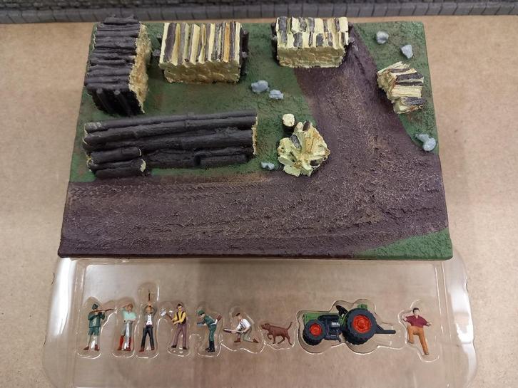 Noch 65506 Houtopslag, met tractor en houthakkers | H0, Hobby en Vrije tijd, Modeltreinen | H0, Nieuw, Natuur, Gelijkstroom of Wisselstroom