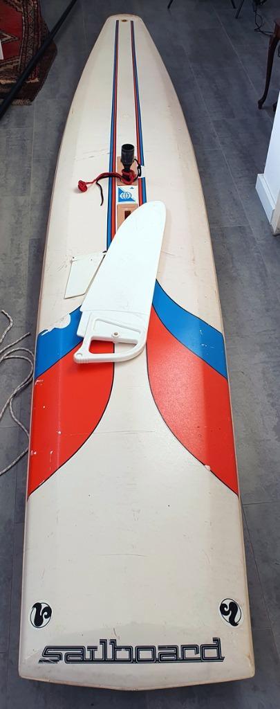 Surfplank Sailboard Sport divisie III Oldschool, Watersport en Boten, Windsurfen, Gebruikt, Complete set, 300 cm of meer, Met vin(nen)