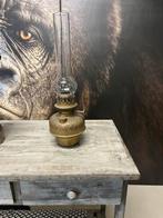 Antieke petroleumlamp met glazen kap, Ophalen