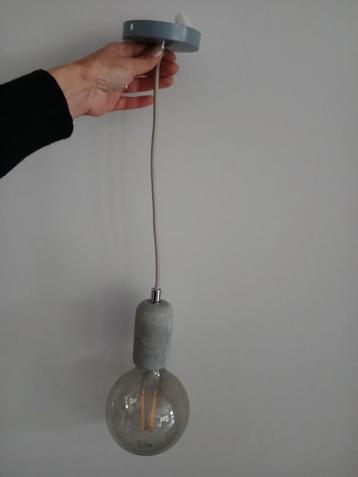 Hanglamp beton + grote spaarlamp izgs industrieel mega bulb
 beschikbaar voor biedingen