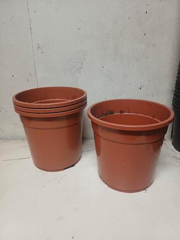 Kweekpotten 24 cm beschikbaar voor biedingen