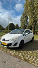 Opel Corsa 1.4 16V 3D 2013 Wit, Auto's, Opel, Voorwielaandrijving, Stof, Wit, Origineel Nederlands