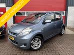 Daihatsu Sirion 2 1.3-16V Comfort KOUDE AIRCO / APK 04-2026, Auto's, Daihatsu, Voorwielaandrijving, Stof, Gebruikt, Zwart