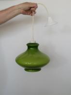 vintage retro opaline glazen hanglamp in trendy groene kleur, Antiek en Kunst, Antiek | Lampen, Verzenden
