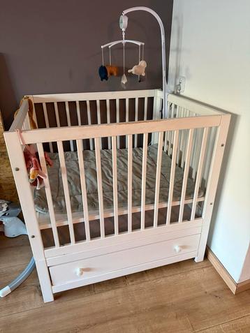 Box met lade en boxkleden + muziekmobiel beschikbaar voor biedingen