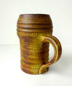 Keramiek kan met oor licht en donkerbruin Jaan Mobach 3178-k, Antiek en Kunst, Antiek | Keramiek en Aardewerk, Ophalen of Verzenden