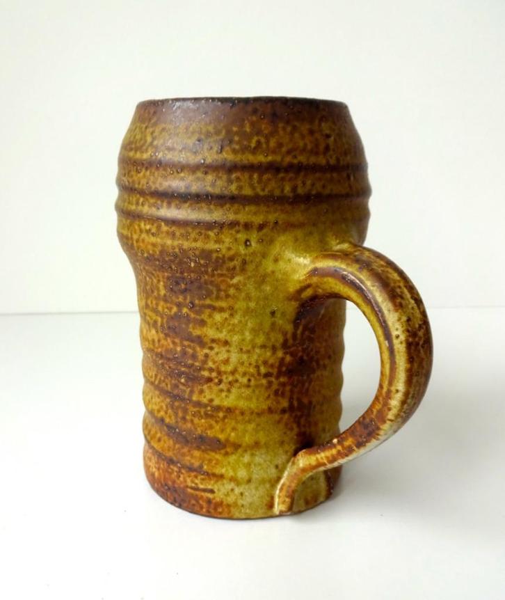 Keramiek kan met oor licht en donkerbruin Jaan Mobach 3178-k, Antiek en Kunst, Antiek | Keramiek en Aardewerk, Ophalen of Verzenden