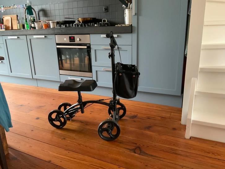 Kniestep, stuur en beensteun hoogte verstelbaar, Diversen, Rollators, Zo goed als nieuw, Lichtgewicht, Ophalen