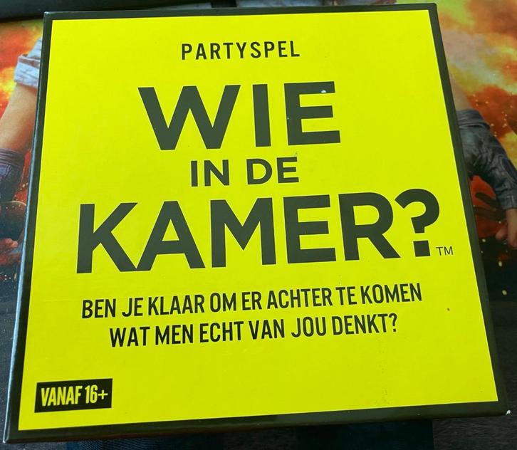Wie in de kamer?, Hobby en Vrije tijd, Gezelschapsspellen | Bordspellen, Zo goed als nieuw, Een of twee spelers, Drie of vier spelers