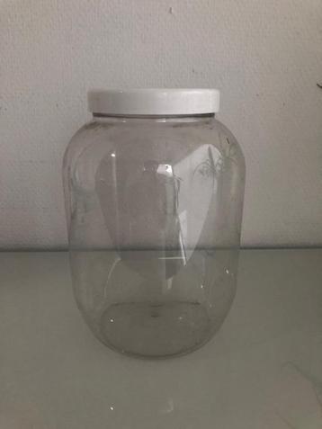 De helder plastic flessen  of potten met witte schroefdeksel beschikbaar voor biedingen