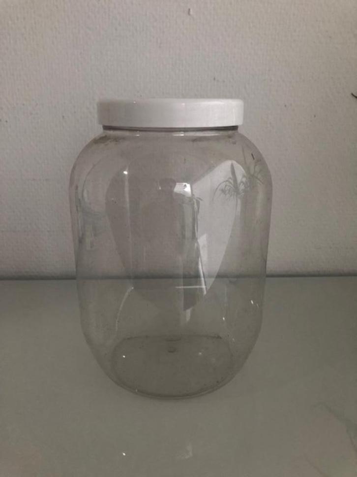 De helder plastic flessen  of potten met witte schroefdeksel, Huis en Inrichting, Overige Huis en Inrichting, Nieuw, Ophalen